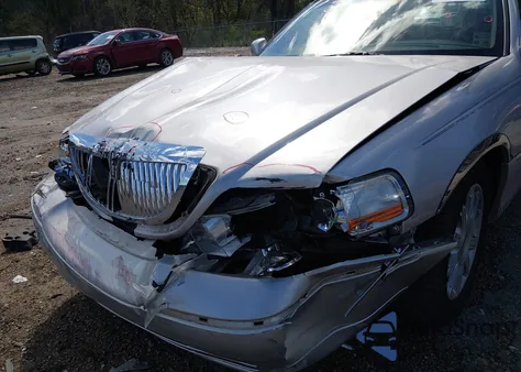 2010 Lincoln Town Car Signature Limited from USA, damaged, VIN 2LNBL8CV2AX627982